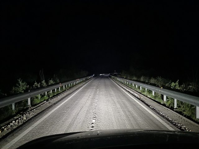 暗夜山路控车技巧，清洁反光面与应对坑洼碎石路的全攻略