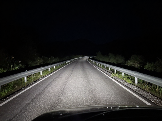 暗夜山路控车技巧，清洁反光面与应对坑洼碎石路的全攻略