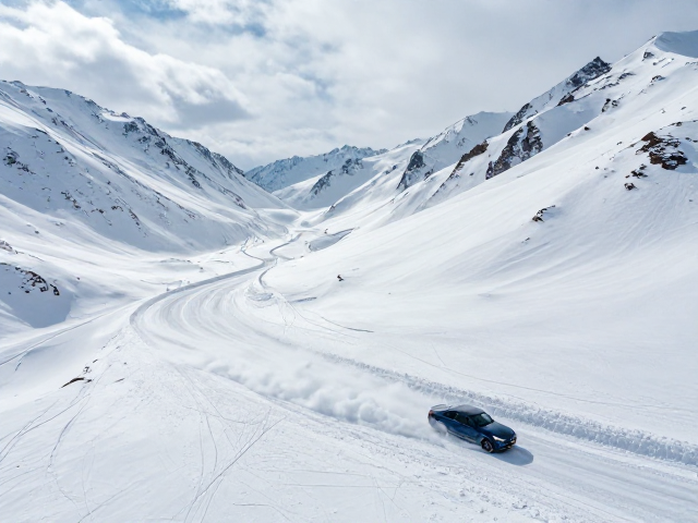 雪山垭口穿越攻略，备用零件携带与雪地冰面控车技巧