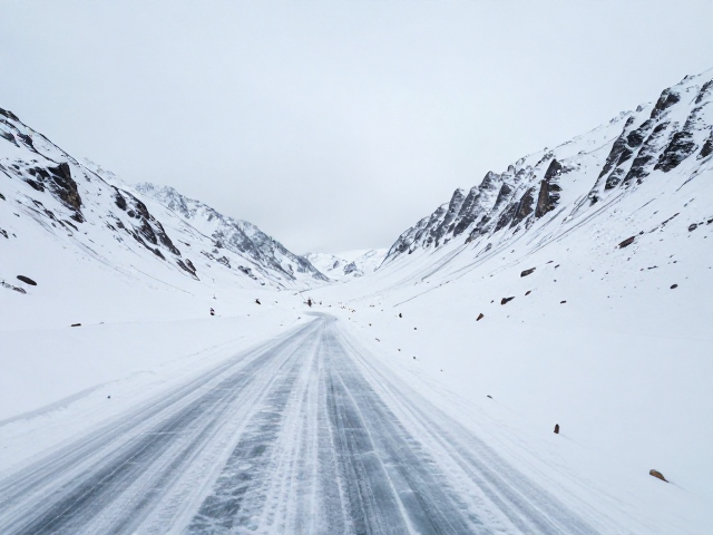 雪山垭口穿越攻略，备用零件携带与雪地冰面控车技巧