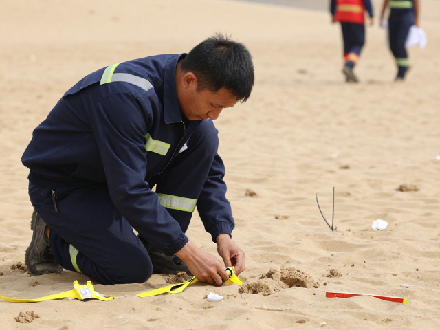 沙地自救套装使用，检查织带断股，人员远离受力区确保安全