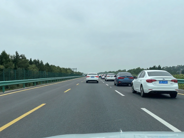 柏油路控车技巧，团队默契配合下的国道超车策略
