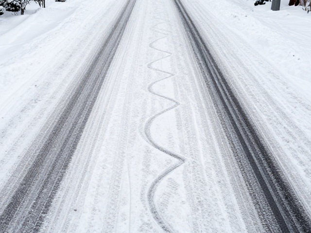 积雪路面防滑技巧，预判轨迹、避免急加速打滑