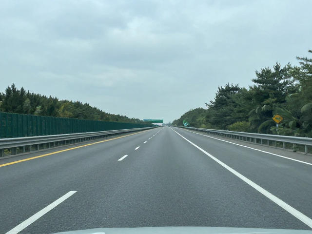 双向四车道巡航技巧,团队沟通默契与干线匀速驾驭指南