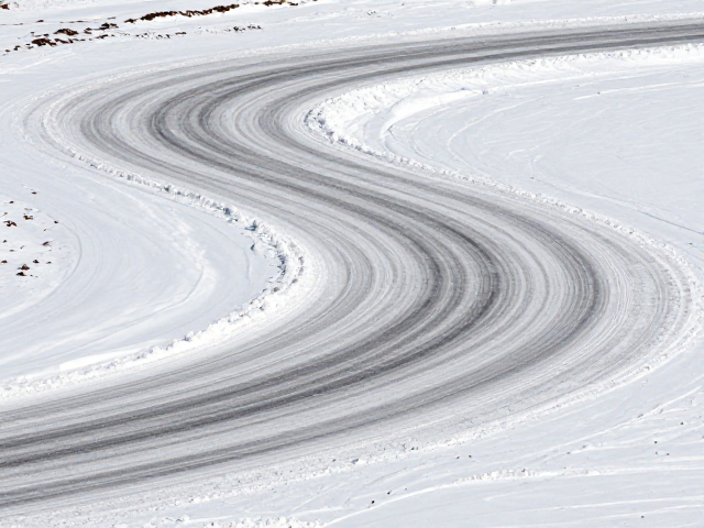 冰雪路面绕桩低附着力练习，保持冷静，切忌猛打方向