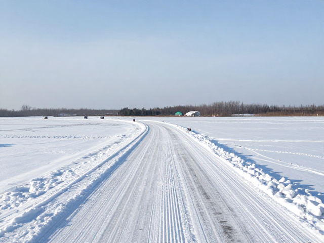 冰雪路面绕桩低附着力练习,保持冷静,切忌猛打方向