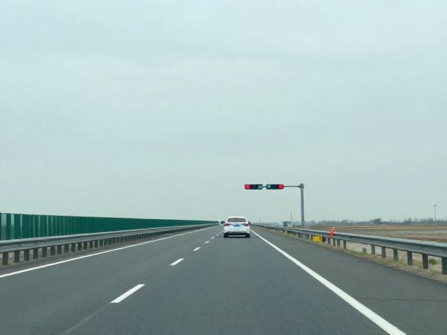 国道平稳巡航与红绿灯启停优化，标记风景道享极致驾驶体验