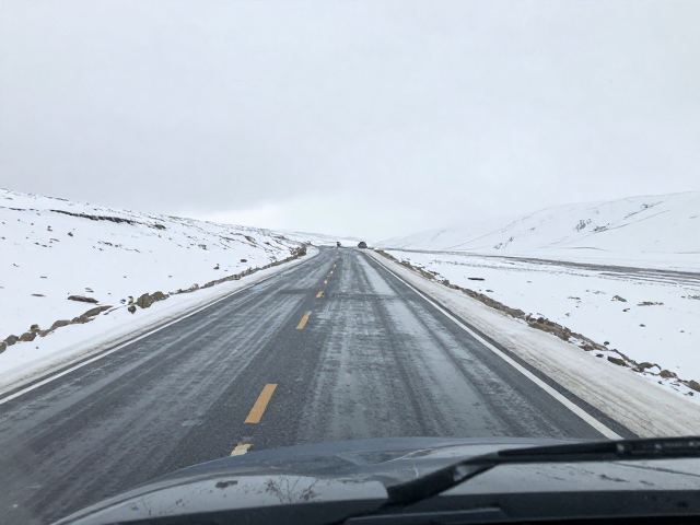 雪域驾驶，油门把控与极端天气预警，掌握高原路面附着力控制