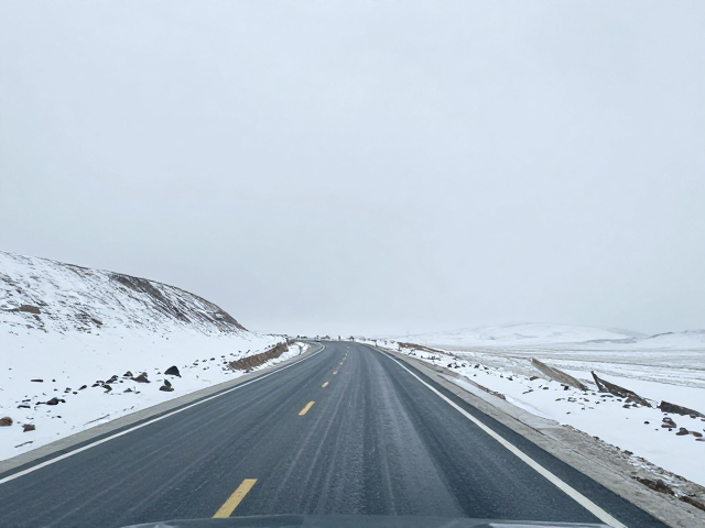 雪域驾驶，油门把控与极端天气预警，掌握高原路面附着力控制