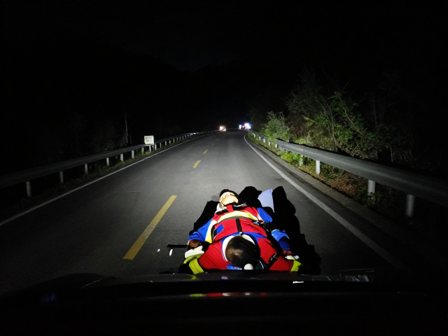 暗夜山路控车技巧,突发状况冷静决策,伤员夜间固定搬运指南