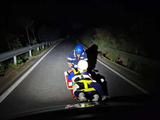 暗夜山路控车技巧,突发状况冷静决策,伤员夜间固定搬运指南