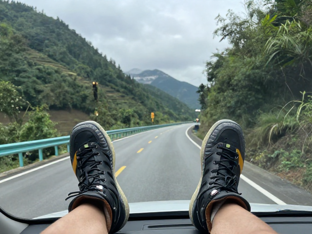 湘西黔东南自驾，跟车距离咋控？防滑越野靴怎么选保平安
