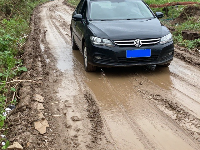 烂泥路脱困技巧,点刹防抱死,稳定车身姿态安全出困