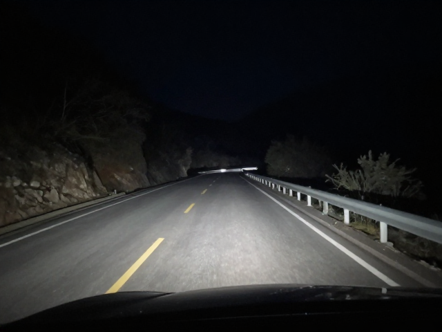 暗夜山路控车指南,适应荒野夜温,热成像仪助你安全驾驶