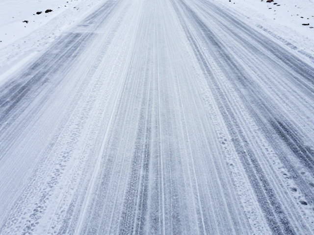 冰雪路面防滑技巧,利用发动机制动与不同冰面感对比