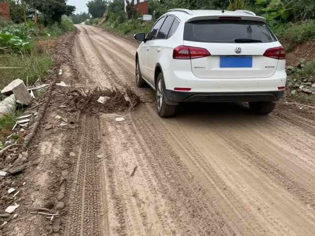 烂泥路脱困技巧,点刹防抱死,稳定车身姿态安全出困