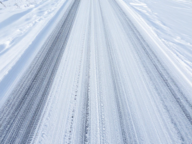 冰雪路面防滑技巧，利用发动机制动与不同冰面感对比
