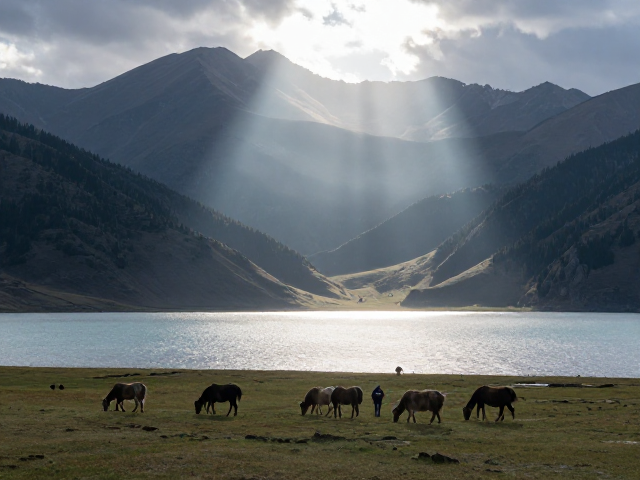 丁达尔光洒落高山湖泊，沉浸式体验牧民生活