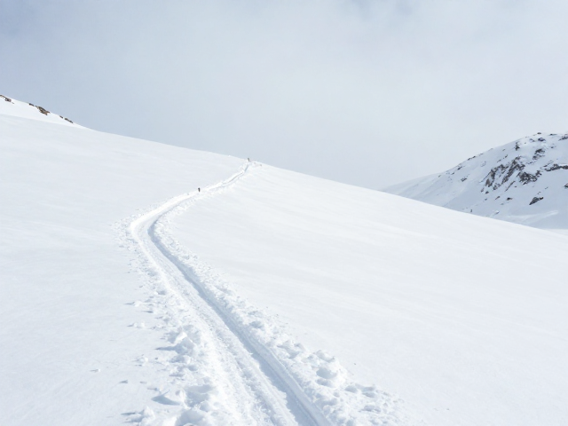 雪域攀升路线,穿越冰川雪线边缘,高原反应监测指南