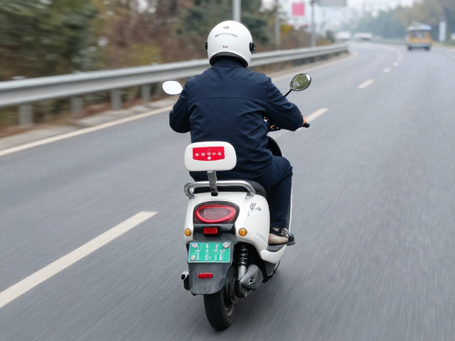 电动车干道匀速驾驶,重心后移巡航技巧与急救药品备齐指南