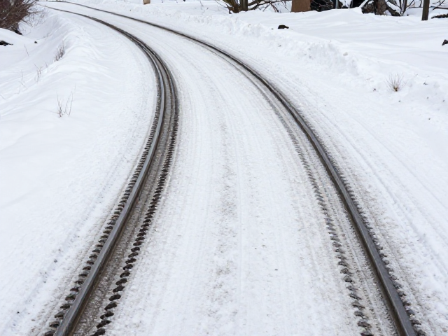 积雪路面如何防滑？预判车轨，重心转移，教你安全过弯技巧