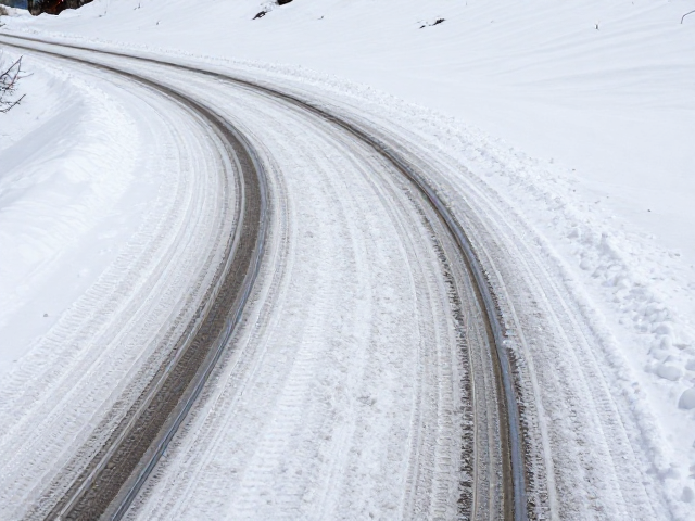 积雪路面如何防滑?预判车轨,重心转移,教你安全过弯技巧