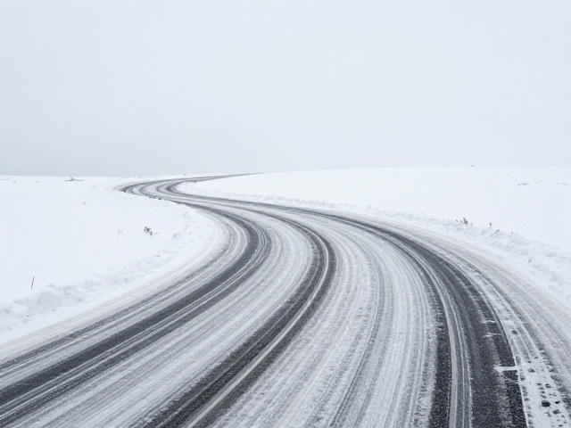 积雪路面如何防滑?预判车轨,重心转移,教你安全过弯技巧