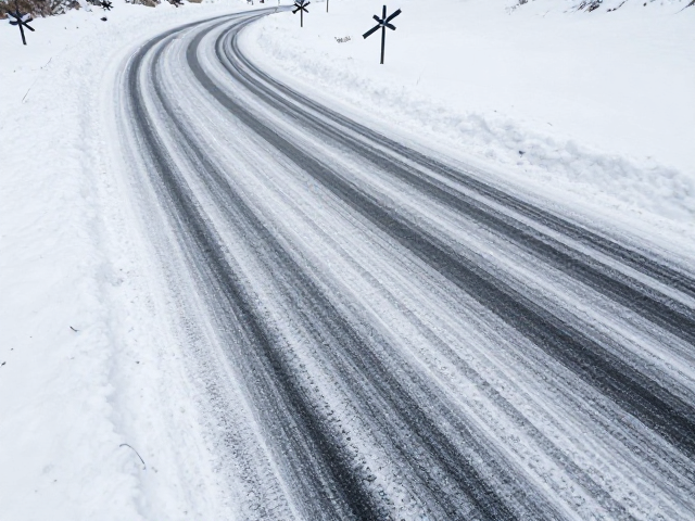 积雪路面防滑技巧，重心后移下沉，利用重心转移辅助过弯