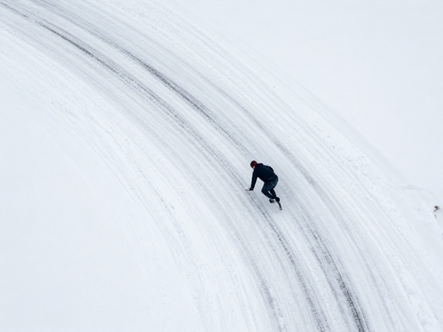 积雪路面防滑技巧，重心后移下沉，利用重心转移辅助过弯