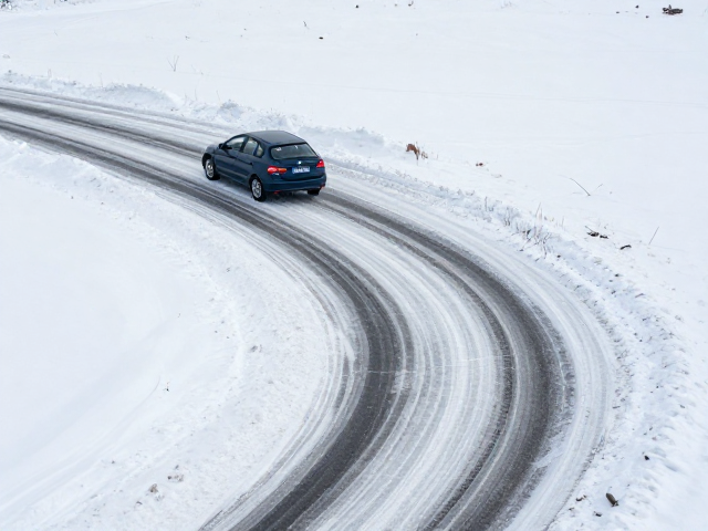 积雪路面防滑技巧，重心后移下沉，利用重心转移辅助过弯