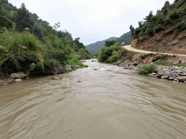 未开发越野路线涉水过河，关键涉水判断技巧与安全指南