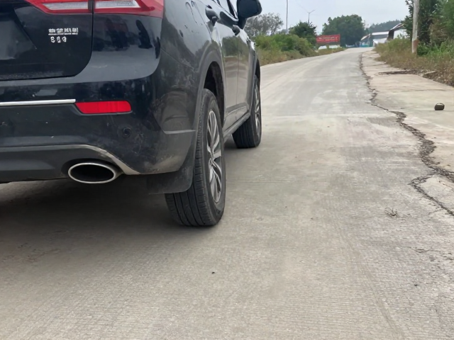 后轮空转陷车怎么办？烂路控车技巧与后驱突破指南