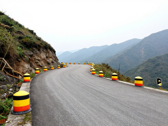 山间坡道驾驭技巧，桩桶绕桩与树根障碍跨越实战指南