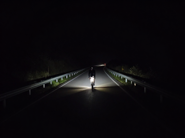 暗夜山路控车,暗视觉适应与自发光装备极限骑行指南
