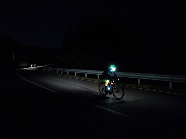 暗夜山路控车，暗视觉适应与自发光装备极限骑行指南
