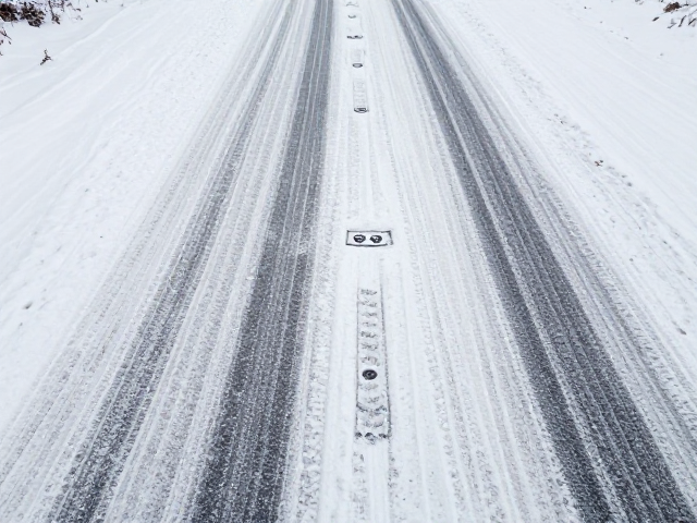 积雪路面防滑技巧,预判性动力输出,保持冷静不猛打方向