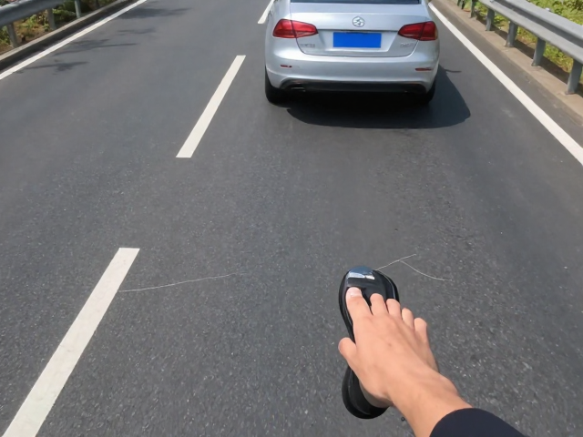柏油路面控车技巧，跟趾动作详解与实时路况监控指南