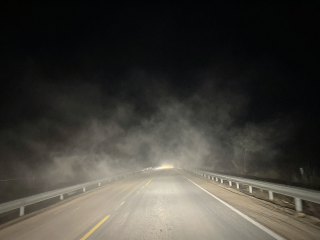 暗夜山路控车,克服孤独感,沙尘如何影响光束穿透?