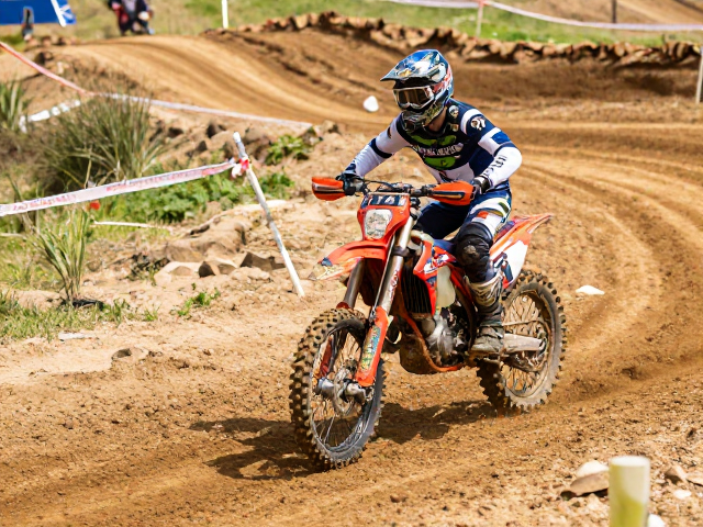 Enduro耐力赛实战,多路况骑行与多地形综合适应技巧解析