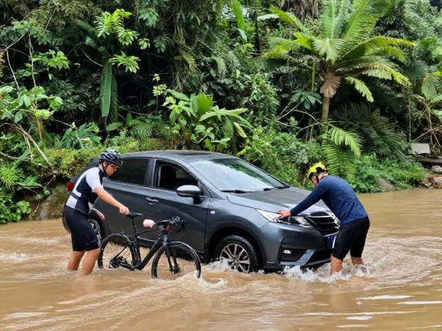 云贵山林骑行遇涉水陷车？掌握深度判断与脱困技巧