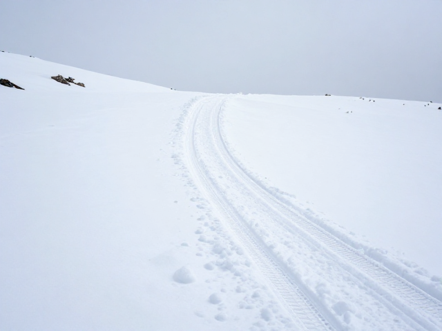冬季极寒下雪域攀升路线，低档高转爬坡技巧与安全指南