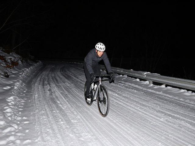 夜间冰雪山路骑行,预判性动力输出技巧与安全模拟指南