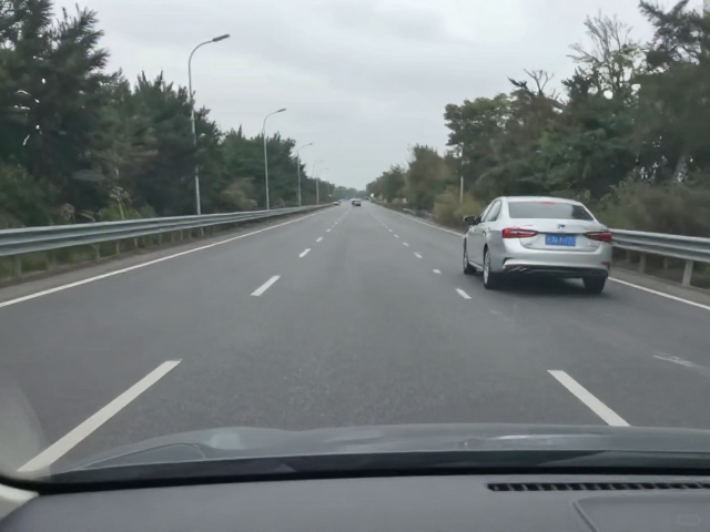 身体僵硬怎么办?紧急制动下的阵风路况驾驭技巧
