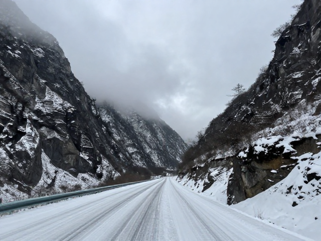 横断山峡谷线突遇冰雪路面？云雾秘境自驾避险指南
