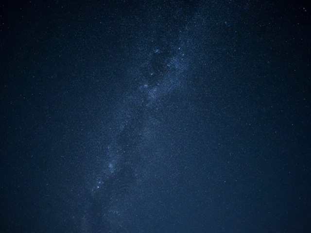 超焦距与景深管理:让整片夜空保持清晰