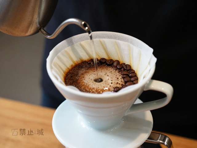 V60滤杯怎么接液？浅烘咖啡豆萃取不杂味的技巧