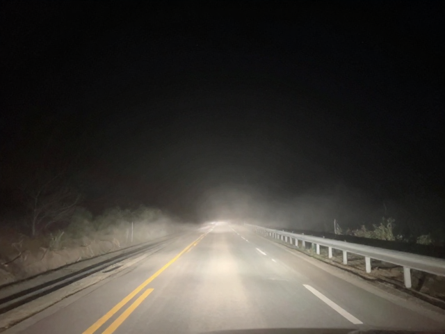 暗夜山路控车，夜间视线不足预判刹车点及沙尘对光束穿透的影响