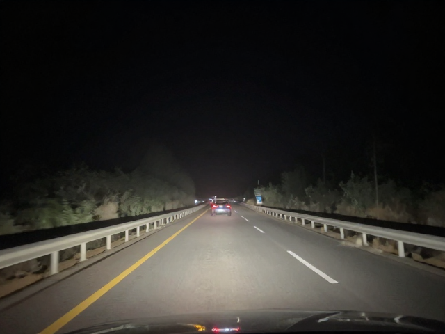 暗夜山路控车，夜间视线不足预判刹车点及沙尘对光束穿透的影响