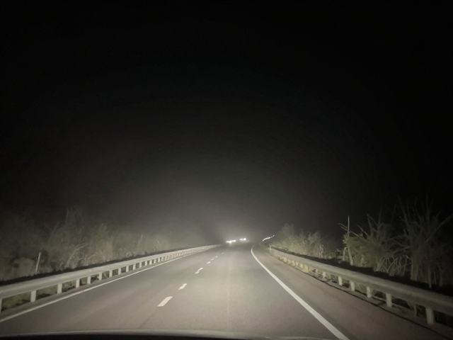 暗夜山路控车,夜间视线不足预判刹车点及沙尘对光束穿透的影响