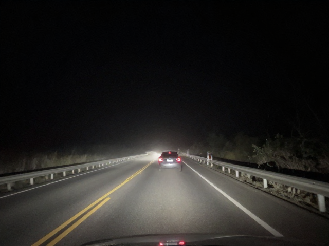 暗夜山路控车，夜间视线不足预判刹车点及沙尘对光束穿透的影响